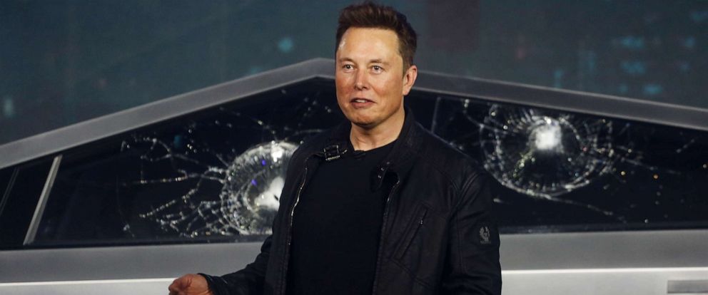 Elon Musk avec le Cybertruck